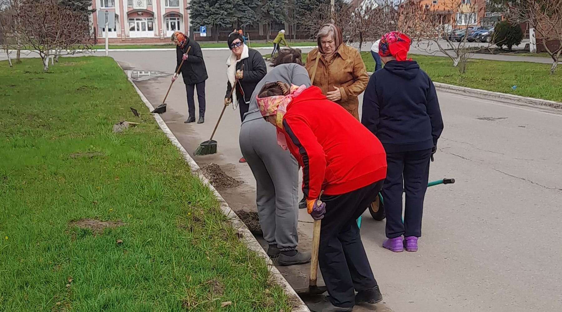 Жирятинцы вновь взялись за уборку общественных мест