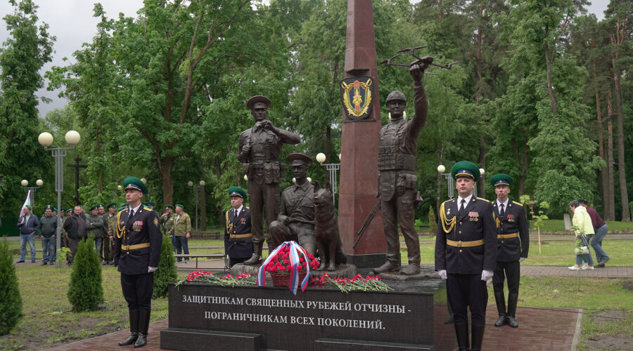 Егор Ковальчук принял участие в открытии памятного знака пограничникам