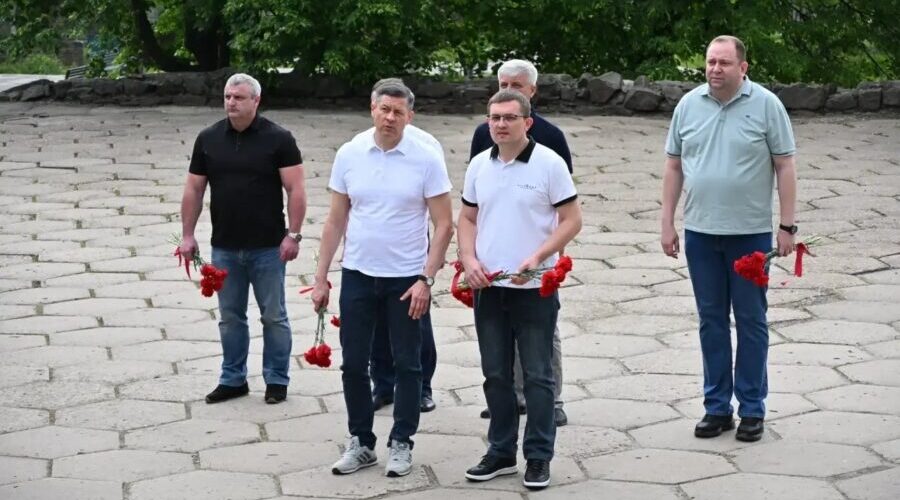 Глава Брянщины возложил цветы к памятнику Неизвестному солдату в луганской Брянке