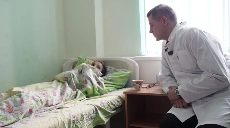 Глава Брянщины Егор Ковальчук навестил в больнице пострадавших после атаки на автобус