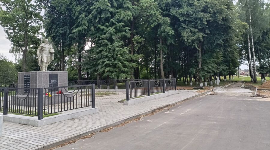 В Дубровке обновляют мемориал Славы ко Дню освобождения Брянщины
