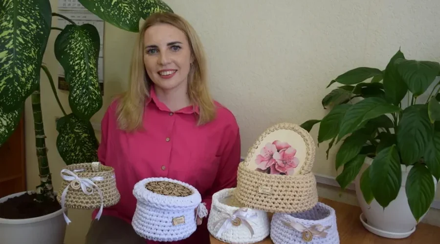 Климовчанка создает изделия из полиэфира и трикотажной пряжи