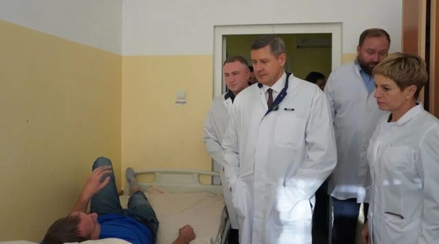 Губернатор Брянщины навестил в больнице пожарных, пострадавших после атаки ВСУ