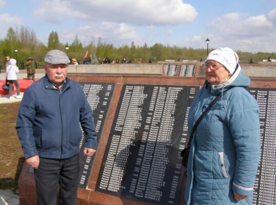Уроженец жирятинской деревни Столба Вячеслав  Ильюхин  нашел имя своего деда на мемориале Мясной Бор