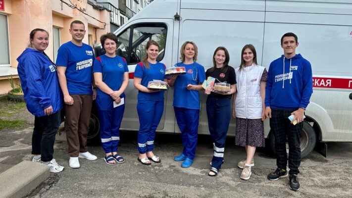 Брянские молодогвардейцы поблагодарили медицинских работников за их труд