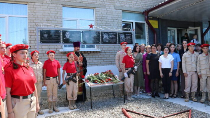 В Комаричском районе открыли памятные доски двум бойцам СВО