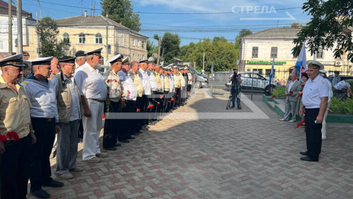 В Брянске в День ВМФ прошла торжественная церемония у памятника адмиралу Ушакову