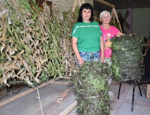 В Клетнянском районе добровольцы плетут маскировочные сети