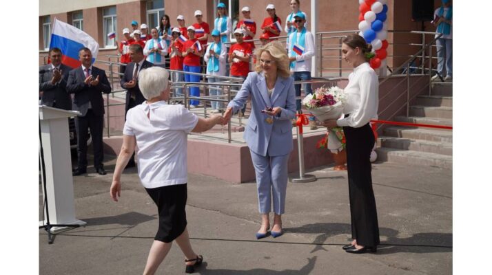 Татьяна Голикова и Михаил Мурашко вручили брянским медучреждениям новые автомобили