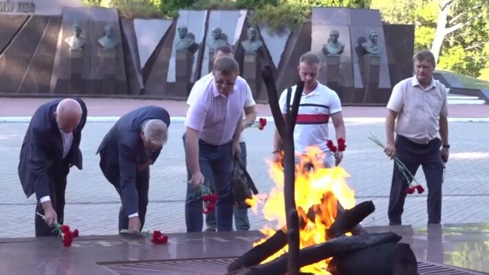 В Брянске делегация Приморского края посетила мемориальный комплекс «Партизанская поляна»
