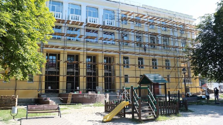В Брянске продолжается ремонт Дворца культуры железнодорожников