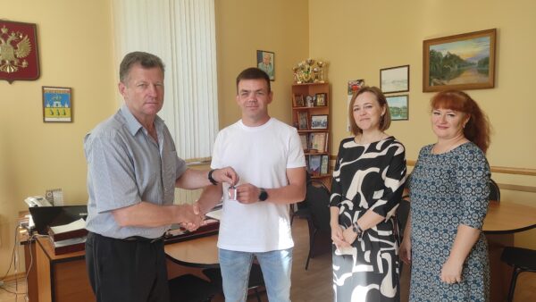 Трубчевскому тренеру по госпрограмме вручили ключи от квартиры