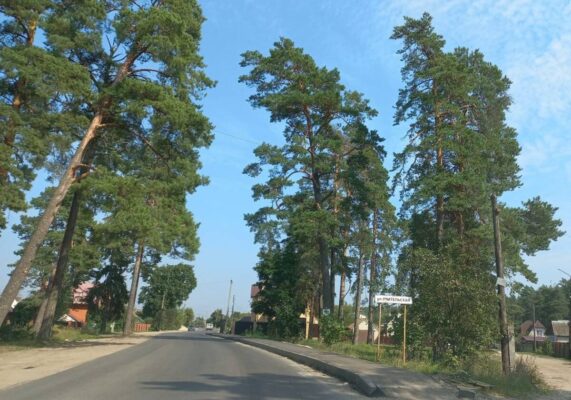 На улице Учительской в брянской Жуковке построили тротуар