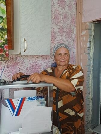 Члены избирательных комиссий активно проводят голосование на дому