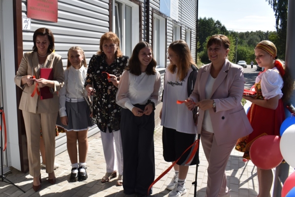 В Клетне торжественно после капремонта открыли детскую школу искусств