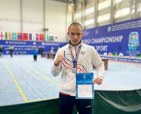 Новозыбковский спортсмен получил серебро по гиревому спорту
