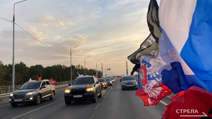 В Брянске по проспекту Героев прошел патриотический автопробег