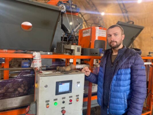 Суземский фермер безвозмездно обеспечил картофелем детские сады района