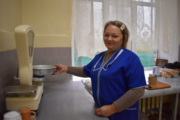 Повар Жирятинского детского сада «Колокольчик» Оксана Доронина — настоящий пример преданности своему делу