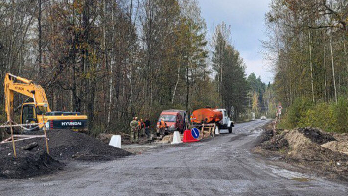На автодороге Сельцо-Новониколаевка на Брянщине монтируют вторую водопропускную трубу