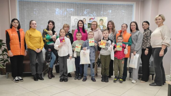 Дети брянских участников СВО сделали для своих пап открытки ко Дню отца