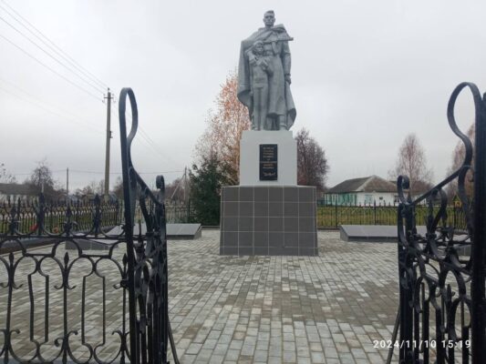 В посёлке Климово благоустраивают памятные места