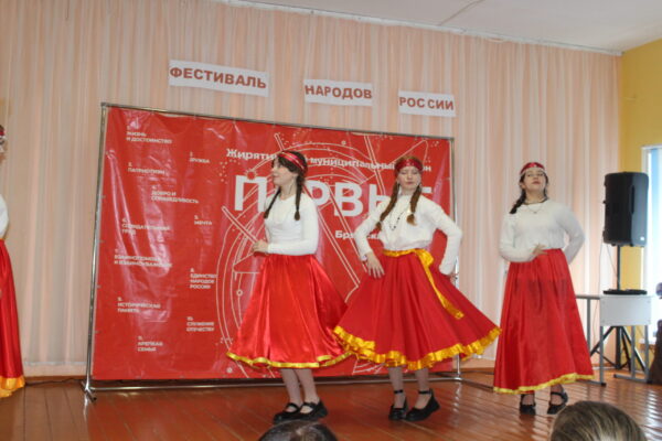 Фестиваль народов России прошёл в Жирятинской школе им. А.Ф. Возликова