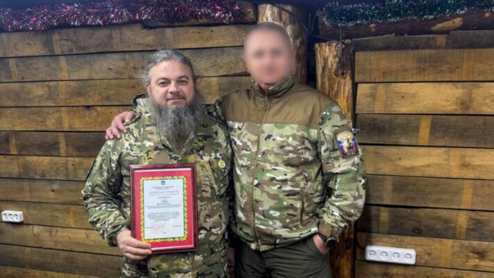 Александр Богомаз наградил брянского священника за работу в зоне СВО