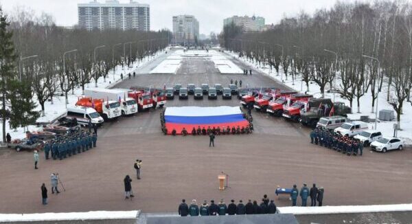 Губернатор Брянской области Александр Богомаз вручил ключи от новой специализированной техники