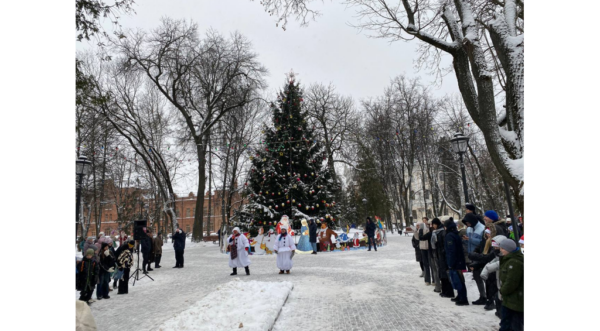 В городе Брянске состоялся парад Дедов Морозов в честь открытия главной новогодней елки