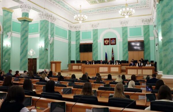 Членам Молодежного парламента Брянской области VIII созыва были выданы удостоверения