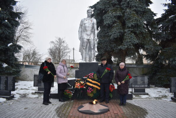 Руководители Жирятинского района возложили цветы к памятнику Воину-освободителю в с. Жирятино