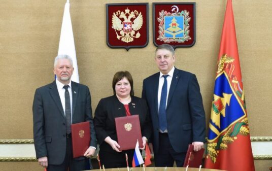 Правительство Брянской области заключило договор с областной Федерацией профсоюзов и Региональным объединением работодателей