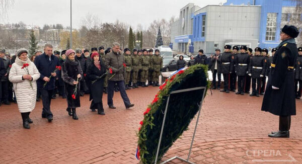 В Брянске в День героев Отечества у памятника «Круговая оборона» возложили цветы