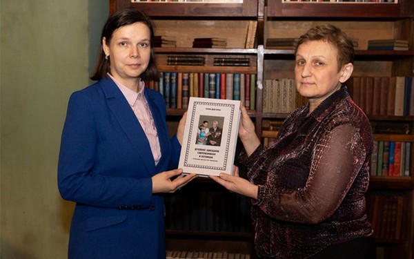 Брянский преподаватель  передала в дар Музею Победы книгу о деде