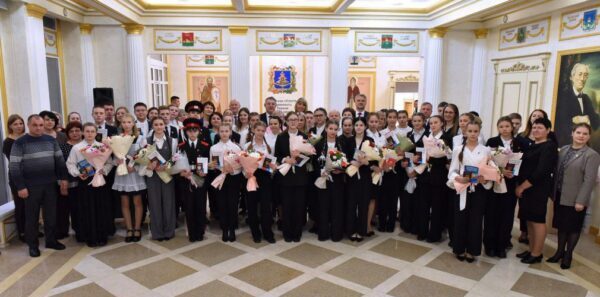В Брянске состоялась торжественная церемония, на которой молодым гражданам региона вручили паспорта.