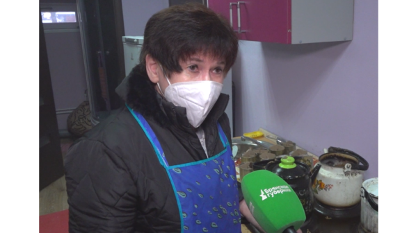 «Все для Победы!»: брянская пенсионерка дома варит блиндажные свечи для бойцов СВО