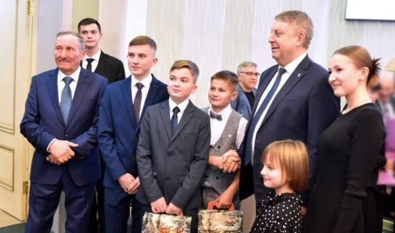 В 2025 году в Брянской области продолжат действовать программы помощи семьям