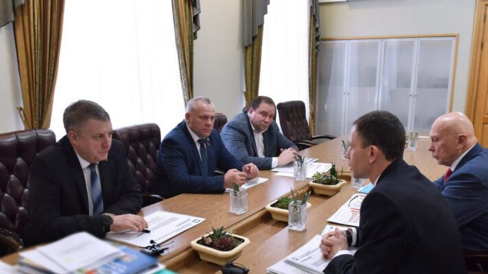 Брянский губернатор встретился с гендиректором Клинцовского автокранового завода