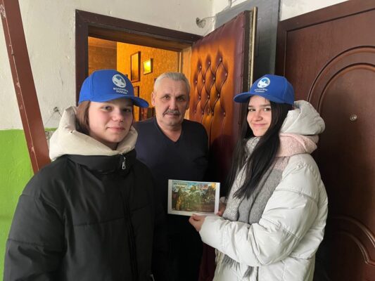 Жирятинские школьники навестили ветеранов афганской войны и вручили им открытки