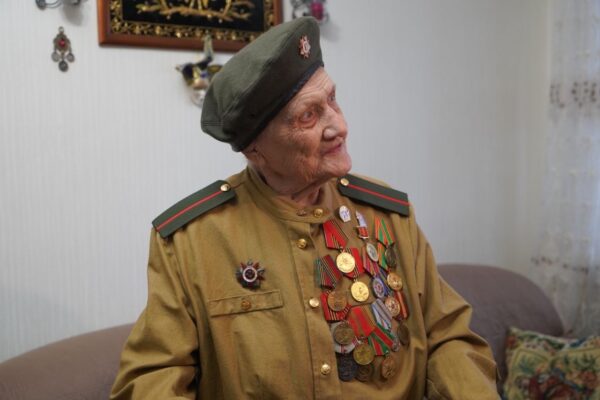 Брянский губернатор наградил ветерана ВОВ Палину Сергееву юбилейной медалью к 80-летию великой Победы