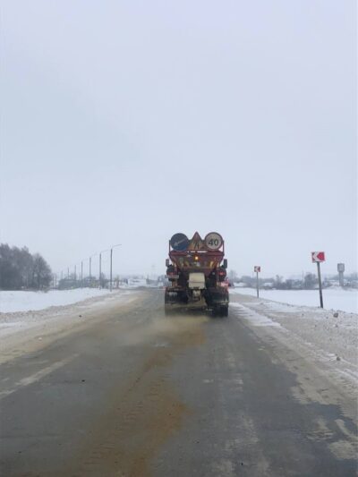 В Жирятинском районе ведется очистка дорог после мартовского снегопада