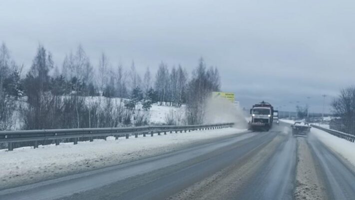В Брянской области продолжается очистка и обработка дорог