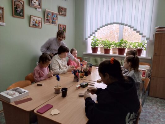 Для жирятинских ребят и их родителей провели мастер-класс по изготовлению сувениров для защитников