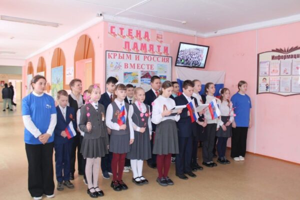 В Жирятинской школе прошла торжественная линейка «Крым и Россия вместе»