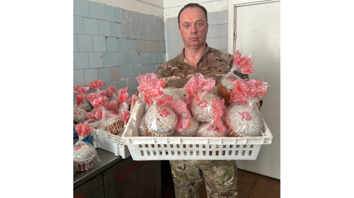 Командир батальона «БАРС-Брянск» Антошин передал пасхальные куличи бойцам отряда