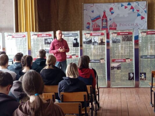 В Брянском аграрном техникуме работала выставка «Летопись народной войны»