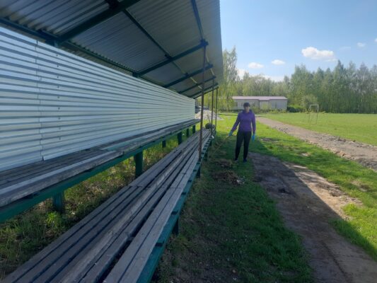 В преддверии юбилея Победы жирятинцы навели порядок на стадионе