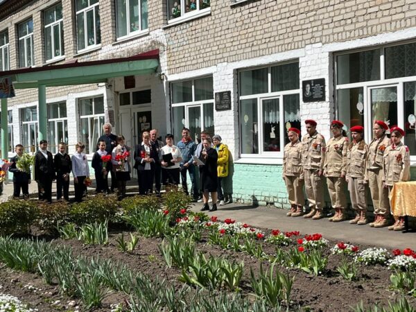 В Страшевичской школе открыли мемориальную доску выпускнику — Герою спецоперации