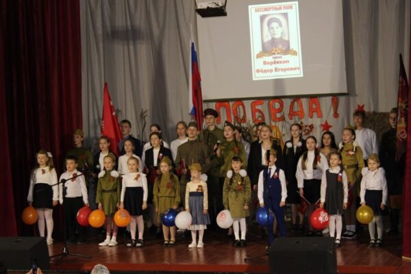 Жирятинские школьники выступили на главной сцене района с литературно-музыкальной композицией «Дорогами войны к Великой Победе»